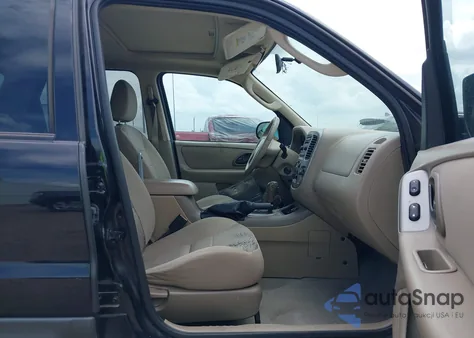 2005 Ford Escape Xlt z USA, uszkodzony, nr VIN 1FMYU03185KA32777